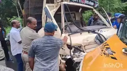 പട്ടാമ്പി: കൊപ്പം കല്ലേപ്പുള്ളി ഇറക്കത്തിൽ ബാങ്കിലേക്ക് പണവുമായി വന്ന വാഹനം മിനിലോറിയിൽ ഇടിച്ച് കയറി, യാത്രികർക്ക് പരിക്ക്