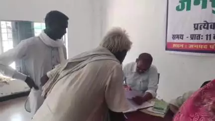 भांडेर: खिरिया फैजुल्ला के किसान से जमीन के सीमांकन के लिए पंडोखर वृत्त के बाबू ने ₹2000 मांगे, पीड़ित ने की शिकायत