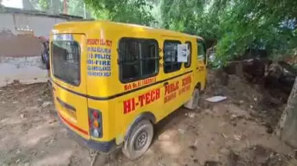 अकबरपुर: कस्बा रुरा में परिवहन विभाग ने अनियमितता के चलते स्कूली वाहन को किया सीज, थाना परिसर में खड़ा करवाया