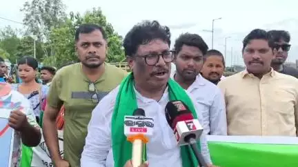 ବାରିପଦା ମ୍ୟୁନିସିପାଲଟି: FM କଲେଜ ଛାତ୍ରୀ ଆତ୍ମାହୁତି ଘଟଣାରେ ଜୁବୁଲି ପେଟ୍ରୋଲ ପମ୍ପ ସମ୍ମୁଖ NH-18 ଅବରୋଧ କଲା ବିଜେଡି, ମତ ରଖିଲେ ସୁଦାମ ମାରାଣ୍ଡି