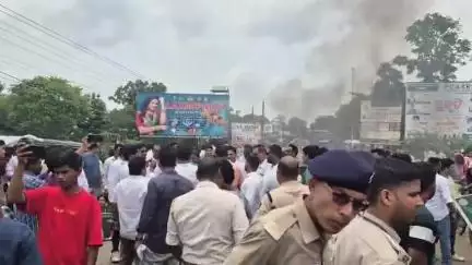 ସଦର: ବାଲେଶ୍ୱର ଛାତ୍ରୀଙ୍କ ଆତ୍ମାହୁତି ଘଟଣା, ଭବାନୀପାଟଣା କଲେଜ ଛକ ପିପଲନାଲା ବ୍ରିଜ ନିକଟରେ ବିଜେଡି ପକ୍ଷରୁ ରାସ୍ତା ଅବରୋଧ