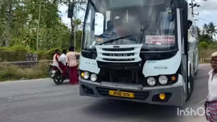 పూతలపట్టు: కానిపాకం సమీపంలో అదుపుతప్పి బస్సు కిందపడ్డ బైక్‌, తప్పిన ప్రమాదం