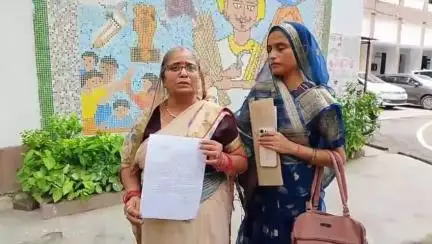 उन्नाव: नवाबगंज सदर बाजार की महिला रोते हुए पहुंची SP ऑफिस, कहा - बेटा फौज में, पति है बीमार और भूमाफिया कर रहे जमीन पर कब्जा