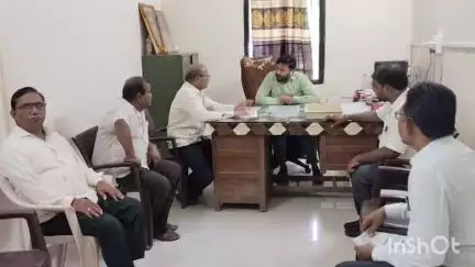अंजनगाव सुर्जी: विद्युत कार्यालयावर धडकले नागरिक, स्मार्ट मीटर न बसवण्याबाबत सहाय्यक अभियंत्यांना दिले निवेदन