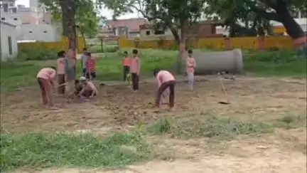 बुलंदशहर: गुलावठी स्थित पीएम श्री उच्च प्राथमिक विद्यालय में बच्चों से फावड़ा से खुदाई और सफाई करवाने का वीडियो हुआ वायरल