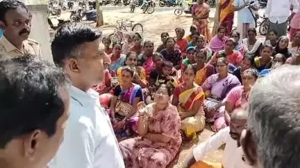 சிவகங்கை: ஆசிரியர் முறையாக வராததால் சொக்கநாதபுரம் கிராமத்தில் அரசு உயர்நிலைப் பள்ளி மாணவர்கள் போராட்டம்