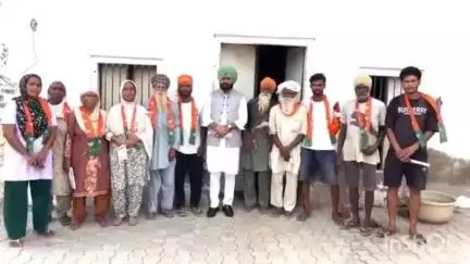 ਫਤਿਹਗੜ੍ਹ ਸਾਹਿਬ: ਪਿੰਡ ਗਡਹੇੜਾ ਦੇ ਦਰਜਨ ਪਰਿਵਾਰ ਆਮ ਆਦਮੀ ਪਾਰਟੀ ਅਤੇ ਕਾਂਗਰਸ ਪਾਰਟੀ ਨੂੰ ਛੱਡ ਕੇ ਭਾਰਤੀ ਜਨਤਾ ਪਾਰਟੀ ਵਿੱਚ ਸ਼ਾਮਲ ਹੋਏ