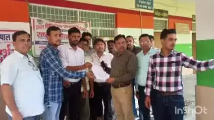 टूंडला: हापुड़ में लेखपाल की आत्महत्या के मामले में लेखपाल संघ के लोगों ने टूंडला तहसील में SDM को सौंपा ज्ञापन, की जांच की मांग