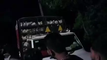 बेहट: जहानपुर में सावन माह के दौरान मुर्गियों से भरी गाड़ी को रोककर ग्रामीणों ने किया हंगामा, मौके पर पहुंची पुलिस