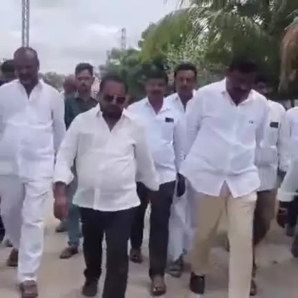 శింగనమల: చెన్నంపల్లి గ్రామంలో వైసీపీ నాయకులపై దాడి చేసిన వారిని వెంటనే శిక్షించాలని పార్టీ నియోజకవర్గ సమన్వయకర్త శైలజనాథ్ డిమాండ్