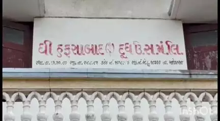 મોડાસા: હફસાબાદ ગામમાં પશુપાલકોનો સાબરડેરી દ્વારા ભાવ વધારા સામે દૂધ ઢોળી ઉગ્ર વિરોધ નોંધાવ્યો