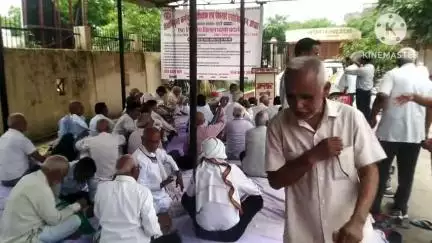 बस्ती: सेवानिवृत कर्मचारी शिक्षक एवं पेंशनर्स एसोसिएशन ने 7 सूत्रीय मांगों को लेकर कलेक्ट्रेट में दिया धरना