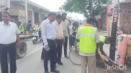 शाहजहांपुर: नगर आयुक्त ने दलेलगंज और बरेली मोड़ पर सफाई कार्यों का किया निरीक्षण