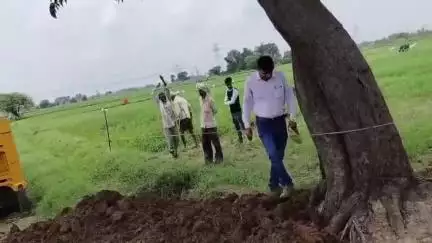चकरनगर: ग्राम कुरावली में करीब 8 बीघा सरकारी जमीन को श्रीवस्ती मॉडल के तहत अवैध कब्जे से मुक्त कराया गया