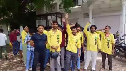 उन्नाव: उन्नाव में ब्लिंकिट डिलीवरी बॉयज़ ने पे आउट बढ़ाने की मांग को लेकर ब्लिंकिट ऑफिस के बाहर हड़ताल कर जताई नाराजगी