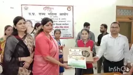 हापुड़: मेरठ रोड पर स्थित सिंचाई विभाग गेस्ट हाउस में राज्य महिला आयोग की अध्यक्ष ने लाभार्थियों को बांटे लैपटॉप