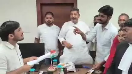 चंदौली: चंदौली सांसद के नेतृत्व में सपा प्रतिनिधिमंडल ने DM से मिलकर किसानों की समस्या और बिजली कटौती पर ज्ञापन सौंपा