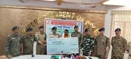 आत्मसमर्पण :: प्रतिबंधित उग्रवादी संगठन के 05 लाख इनामी शीर्ष हार्डकोरनक्सली सब-जोनलकमांडर लवलेश गंझू मुख्यधारा में लौटा