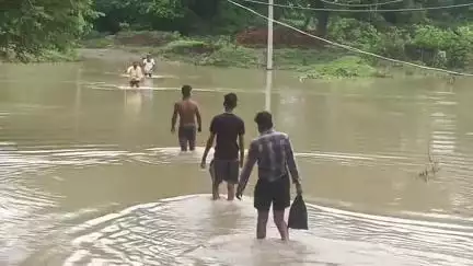 मऊरानीपुर: पिछले दिनों हुई बारिश ने धायपुरा गांव में बने रिपटे पर पानी आ जाने से ग्रामीणों और स्कूली बच्चों को परेशानी में डाला