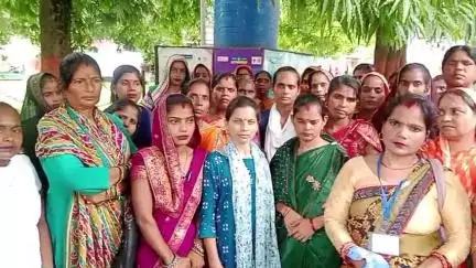 लखीमपुर: कलेक्ट्रेट में मनरेगा महिला मेटों ने 7 सूत्रीय मांगों को लेकर अतिरिक्त एसडीएम को ज्ञापन सौंपा, ड्रेस कोड की उठाई गई मांग