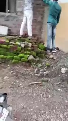 सीहोर नगर: स्मार्ट मीटर को लेकर शहर के इंदिरा नगर में विरोध, विरोध के बीच लगाया जा रहा है मीटर