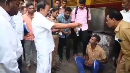 சேலம்: அஸ்தம்பட்டி விபத்தில் மயங்கிய நபருக்கு அமைச்சர் மீட்டு முதலுதவி சிகிச்சை பொதுமக்கள் பாராட்டு