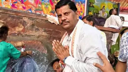 राजगढ़: राजगढ़ विधायक अमर सिंह यादव ने मथुरा में गिरिराज धरण की पूजा-अर्चना कर लिया आशीर्वाद