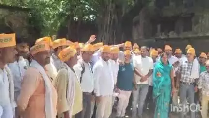 बहराइच: बहराइच जिलापूर्ति कार्यालय में लाभांश बढ़ाने को लेकर कोटेदारों ने जिलापूर्ति अधिकारी को सौंपा ज्ञापन, जमकर किया प्रदर्शन