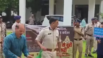 भिंड नगर: पुलिस कंट्रोल रूम से पुलिस अधीक्षक ने जागरूकता रथ को हरी झंडी दिखाकर किया रवाना