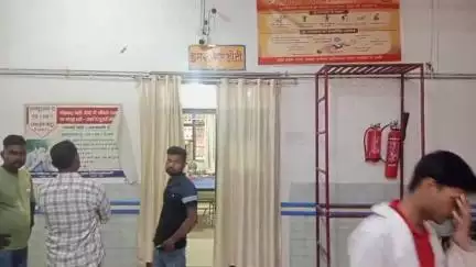 मऊ: इंदारा इलाके में दो बाइकों के बीच हुई टक्कर, दो लोग घायल, एक का जिला अस्पताल में चल रहा है इलाज