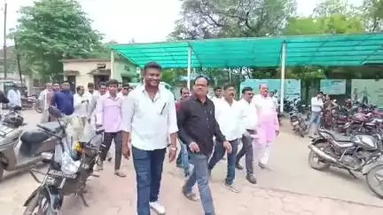 नरसिंहपुर: हरदा की घटना पर करणी सेना का विरोध, कलेक्ट्रेट पहुंचकर राज्यपाल के नाम डिप्टी कलेक्टर को सौंपा ज्ञापन