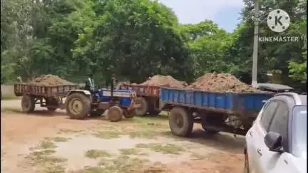 చింతలపూడి నగరంలో అక్రమంగా మట్టి తరలిస్తున్న ఐదు ట్రాక్టర్లను అదుపులోకి తీసుకున్న చింతలపూడి పోలీసులు