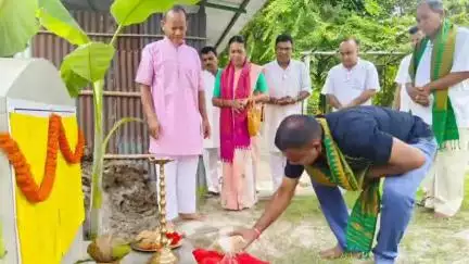 বিজনী ভাগ: বিজনীৰ শঙ্কৰদেৱ শিশু নিকেতনৰ অতিৰিক্ত শ্ৰেণী কোঠা নিৰ্মাণৰ বাবে আধাৰশিলা স্থাপন কৰে বিজনীৰ বিধায়ক অজয় কুমাৰ ৰায়ে