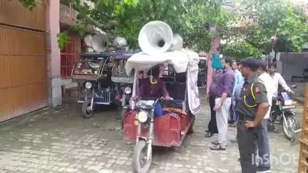 अलीगंज: विश्व जनसंख्या स्थिरता पखवाड़ा के तहत अलीगंज सीएचसी से चिकित्साधीक्षक ने हरी झंडी दिखाकर ई-रिक्शा को रवाना किया