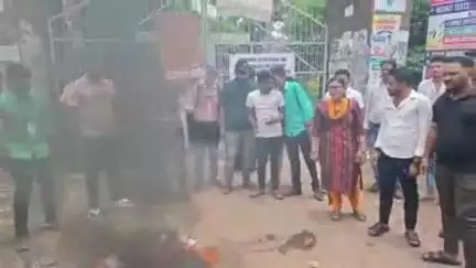 କୋରେଇ: ଫକୀରମୋହନ କଲେଜ ଛାତ୍ରୀଙ୍କୁ ନ୍ୟାୟ ଦାବିରେ ବ୍ୟାସନଗର କଲେଜ ସମ୍ମୁଖରେ ଛାତ୍ରଛାତ୍ରୀଙ୍କ ପକ୍ଷରୁ ପ୍ରତିବାଦ
