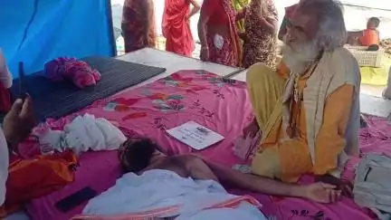 छतरपुर नगर: मेला ग्राउंड में अनशन पर बैठे साधुदास की बिगड़ी हालत, प्रशासन ने भेजा जिला अस्पताल