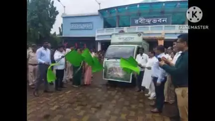 বাঁকুড়া ২: রবীন্দ্রভবনে বাঁকুড়া জেলা বনমহোৎসবের অনুষ্ঠানিকভাবে পতাকা নাড়িয়ে শুভ সূচনা করলেন মুখ্য বন্যপাল সহ প্রশাসনিক আধিকারিক