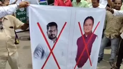 ରାୟଗଡା: FM କଲେଜ ଛାତ୍ରୀ ଆତ୍ମାହୁତି ଘଟଣା, କପିଳାସ ଛକ ନିକଟରେ ବିଜେଡି ପକ୍ଷରୁ ବିକ୍ଷୋଭ ପ୍ରଦର୍ଶନ
