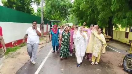 अनूपगढ़: स्वच्छ पेयजल की मांग को लेकर जलदाय विभाग के कार्यालय में महिलाओं ने किया प्रदर्शन, अधिकारियों पर पानी बेचने के आरोप लगाए
