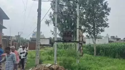 मुरादाबाद: दलपतपुर इलाके में ट्रांसफार्मर खराब होने के कारण ग्रामीण बेहद परेशान