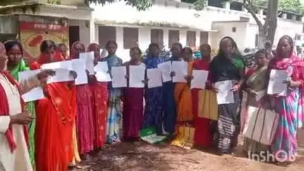हसपुरा: प्रयागविगहा के ग्रामीण हसपुरा प्रखंड सह अंचल कार्यालय पहुंचे, जमीन हड़पने वालों के खिलाफ उठाई आवाज