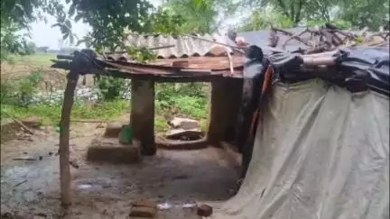 मऊरानीपुर: बरसात ने छीना सहारा, भानपुरा में किसान का जीवन आधार बना कुआं धंसा, परिवार बेहाल
