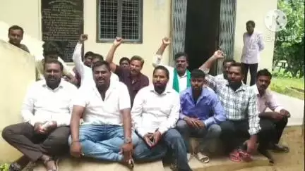 వర్ని: కొత్తపల్లి సొసైటీ ఎదుట రైతుల ధర్నా