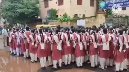 ঠাকুরপুকুর-মহেশতলা: বেহালা রাস্তা সংস্কারের দাবিতে রাস্তা অবরোধ করে বিক্ষোভ স্কুলের ছাত্রীদের ঘটনাস্থলে মহেশতলা থানার পুলিশ।
