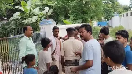 सुपौल: एडीएम आवास पर चोरी करते हुए चोर पकड़ा गया, गार्ड और स्थानीय लोगों ने पुलिस को सौंपा