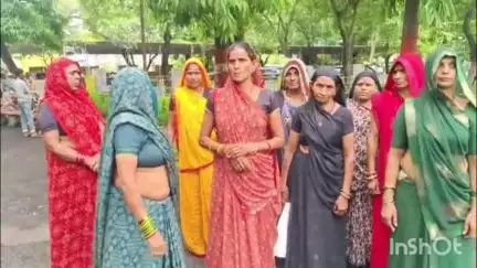 रायसेन: टेंडर से रोजगार छिनने पर स्व-सहायता समूह की महिलाओं ने कलेक्टर को दिया आवेदन