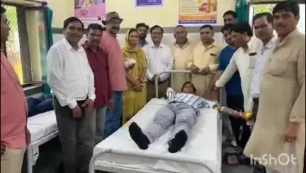 चूरू: डीबी अस्पताल चूरू में रक्तदान शिविर का आयोजन, रक्तदाताओं का विकास आयोग अध्यक्ष व पूर्व नेता प्रतिपक्ष ने किया सम्मान