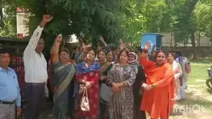 बहराइच: बहराइच जिले में डीएम के समर्थन में उतरी आंगनबाड़ी कर्मचारी संग, कहा- डीएम का स्थानांतरण हुआ तो होगा धरना प्रदर्शन