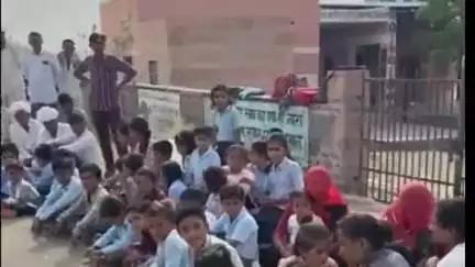 बायतु: राजकीय प्राथमिक विद्यालय सउओ की ढाणी का ग्रामीणों और विद्यार्थियों ने किया तालाबंदी