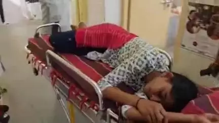 గద్వాల్: కేటి దొడ్డి మండల కేంద్రంలో కేజీబీవీ విద్యార్థి బిల్డింగ్ పైనుంచి కిందపడి ప్రమాదం ప్రభుత్వ ఆసుపత్రిలో చికిత్స